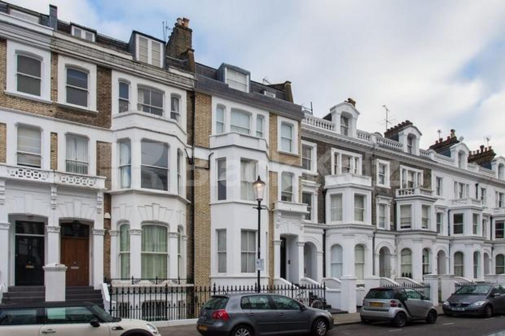 			INCLUSIVE OF GAS RATES, Studio Apartment, 1 bath, 1 reception Flat			 Coleherne Road, Chelsea/Earls Court